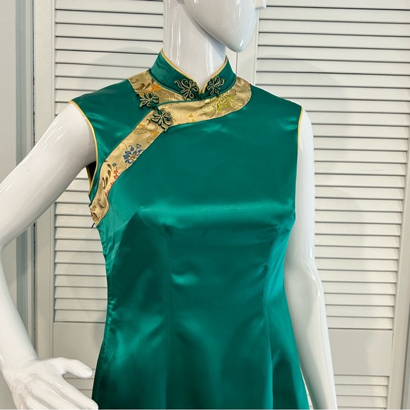 Vintage Emeral Green Silk Qipao (Cheongsam) - Picture 5 of 16